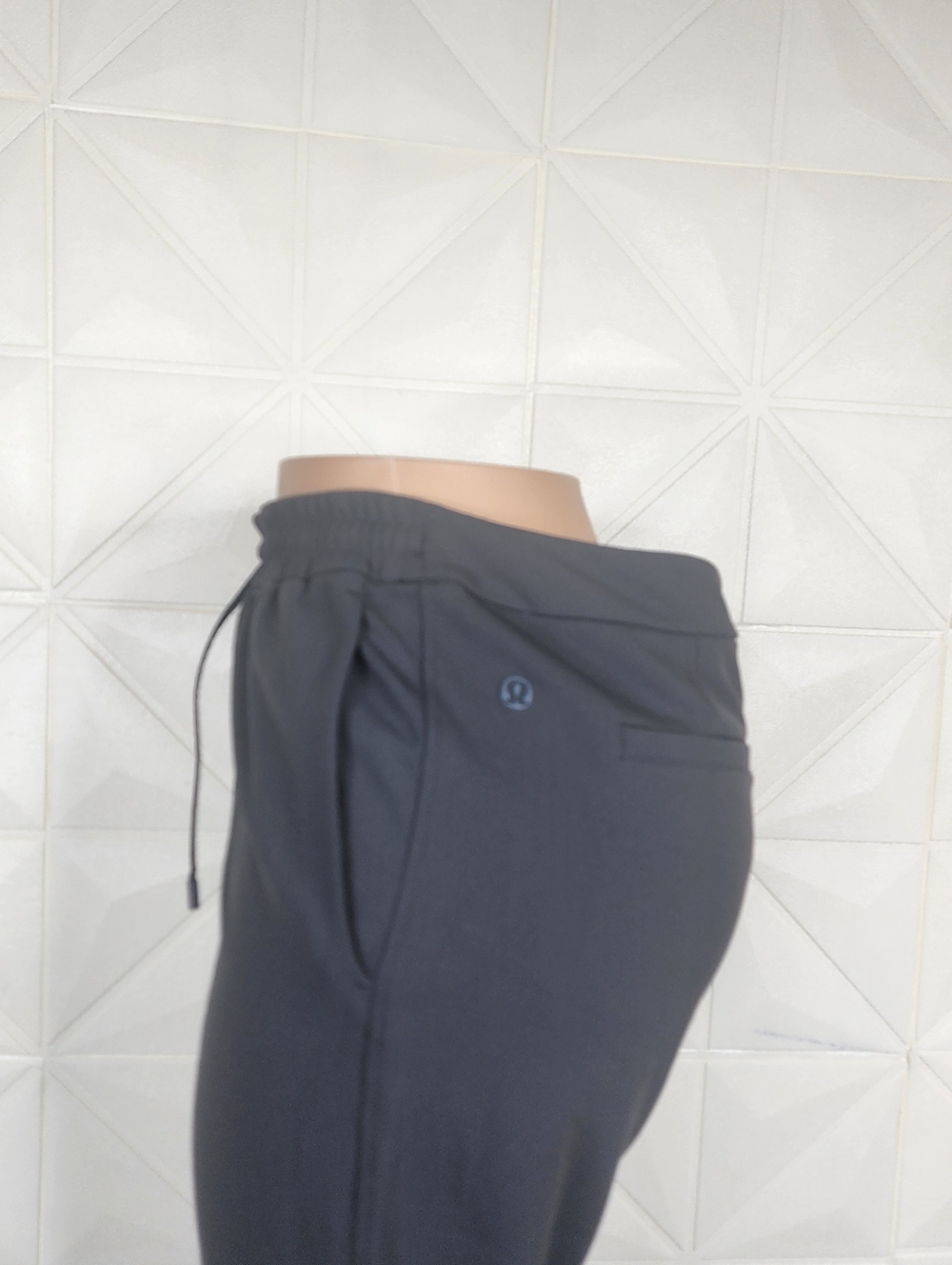 Lululemon Tapered-Leg Mid-Rise Pant Luxtreme black size large - Picture 5 of 7